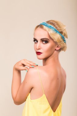 30'lu tarzı güzel kız.