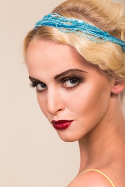 30'lu tarzı güzel kız.