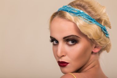 30'lu tarzı güzel kız.