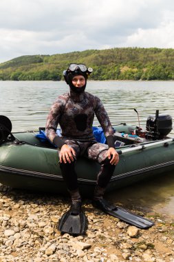 dalış kıyafeti giyen