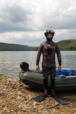 dalış kıyafeti giyen