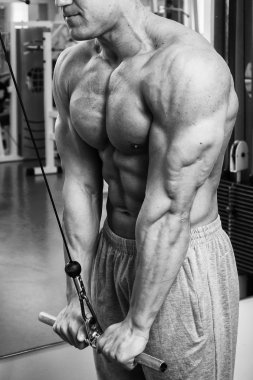 Simülatör egzersiz yapan erkek