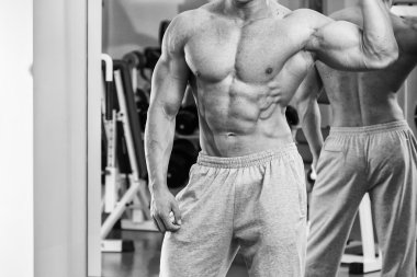 vücut geliştirmeci kasları gösterir