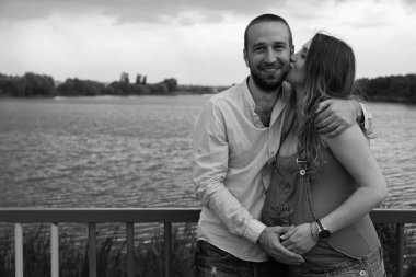 Kocası olan hamile bir kadın.