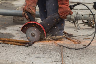 İnşaat işçisi metal taşlama keser