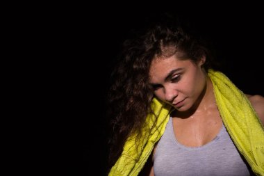 Atletik kıvırcık kız