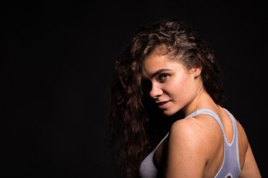 Atletik kıvırcık kız