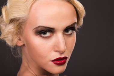 30'lu tarzı güzel kadın