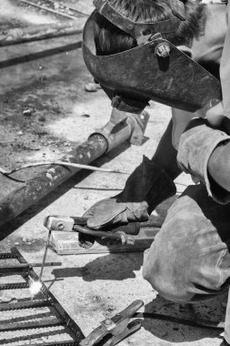 Kaynakçı inşaat sahasında işyerinde