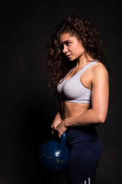 kadın siyah bir arka plan