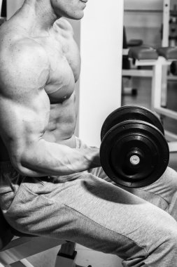 kaslı adam dumbell ile çalışma dışarı