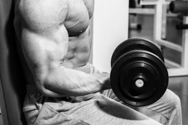 kaslı adam dumbell ile çalışma dışarı