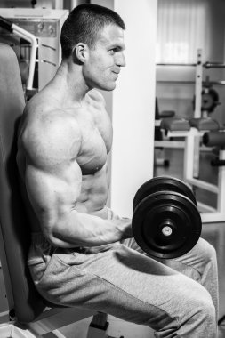 kaslı adam dumbell ile çalışma dışarı