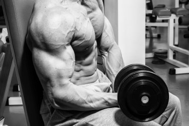 kaslı adam dumbell ile çalışma dışarı