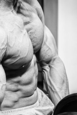 Spor salonunda egzersiz yapan erkek