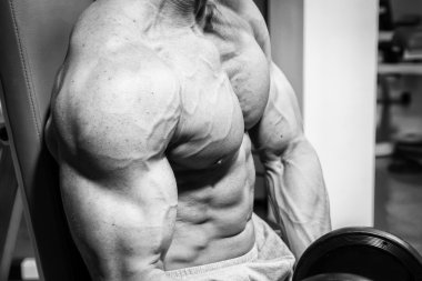 kaslı adam dumbell ile çalışma dışarı