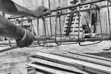 İnsanlar inşaat sitesinde çalışan.