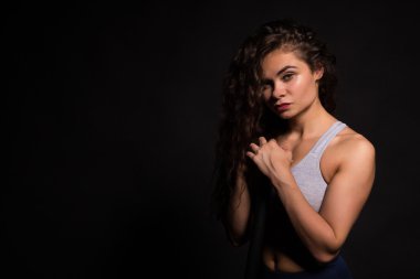 Atletik kıvırcık kız.