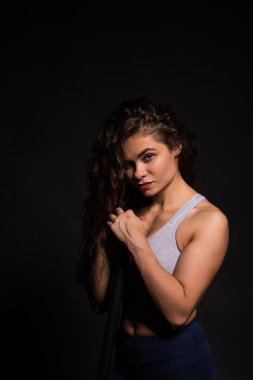 Atletik kıvırcık kız.