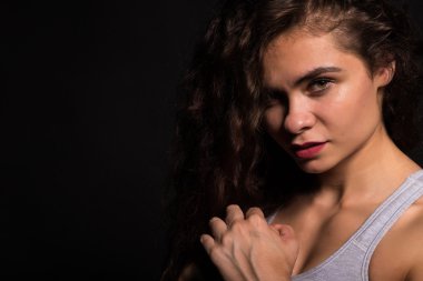 Atletik kıvırcık kız.