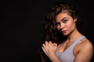 Atletik kıvırcık kız.