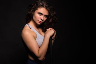 Atletik kıvırcık kız.