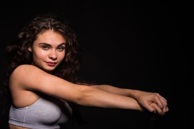 Atletik kıvırcık kız