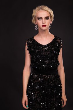 Moda makyaj ile güzel sarışın.