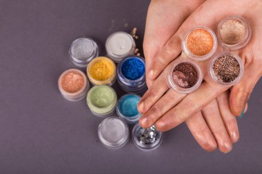 ellerinde renkli pigmentler