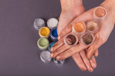 ellerinde renkli pigmentler