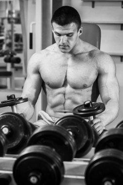 kaslı adam dumbell ile çalışma dışarı