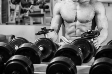 kaslı adam dumbell ile çalışma dışarı