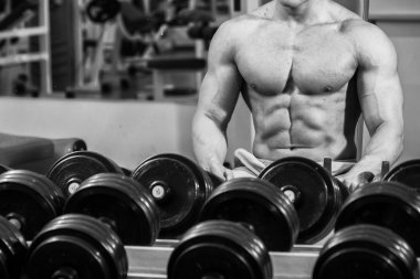 kaslı adam dumbell ile çalışma dışarı