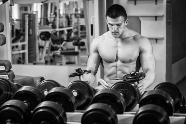 kaslı adam dumbell ile çalışma dışarı