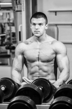 kaslı adam dumbell ile çalışma dışarı