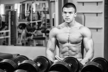 kaslı adam dumbell ile çalışma dışarı