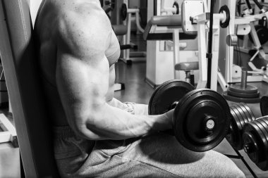 kaslı adam dumbell ile çalışma dışarı