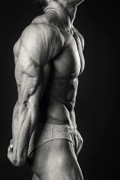 Mężczyzna pokazuje mięśni — Zdjęcie stockowe