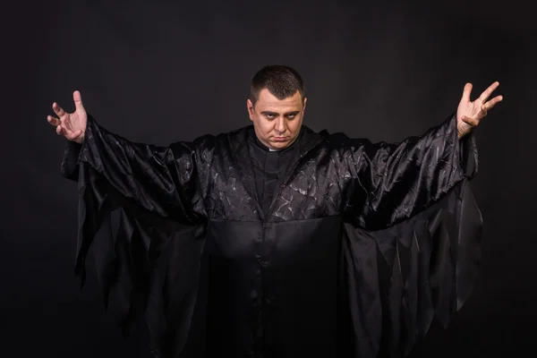 El actor desempeña el papel de sacerdote — Foto de Stock