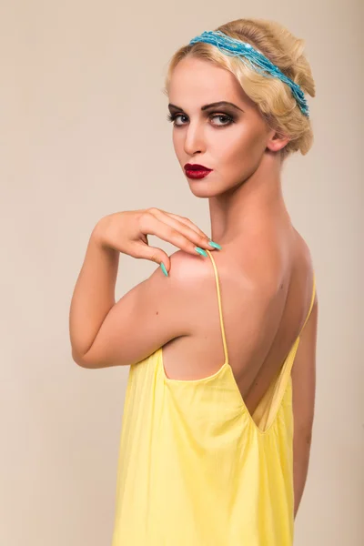 Loira encantadora em vestido amarelo — Fotografia de Stock