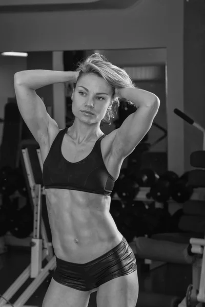 Mujer muestra músculos —  Fotos de Stock