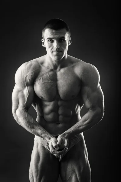 Homem mostra músculos — Fotografia de Stock