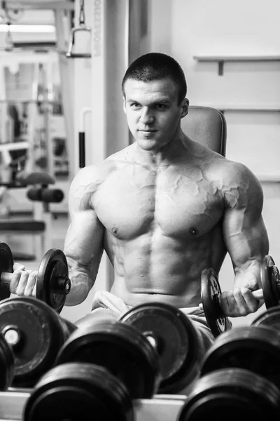 Hombre haciendo ejercicio con pesas — Foto de Stock