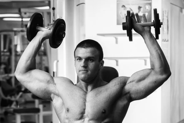 Hombre haciendo ejercicio con pesas — Foto de Stock