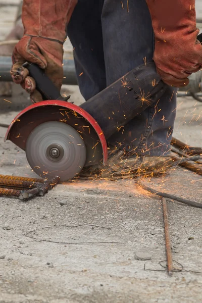 Bauarbeiter schneidet Metallschleifer — Stockfoto