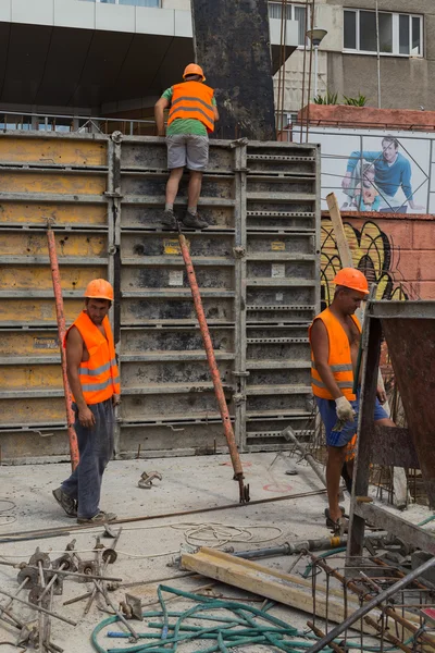 Construtores derramando a fundação de concreto — Fotografia de Stock