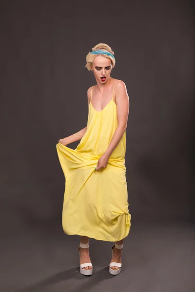 Urocza blondynka w żółtej sukience — Zdjęcie stockowe