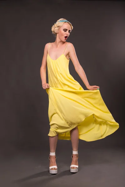 Loira encantadora em vestido amarelo — Fotografia de Stock