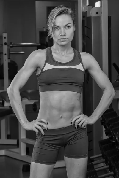 Bodybuilderin zeigt Muskeln — Stockfoto