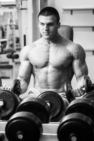 Hombre haciendo ejercicio con pesas — Foto de Stock